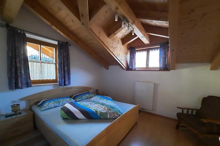 Schlafzimmer mit Doppelbett