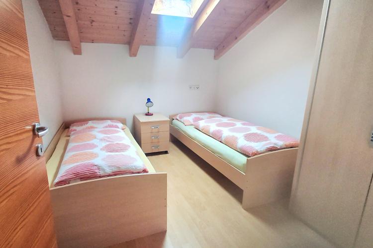 Schlafzimmer mit zwei Einzelbetten